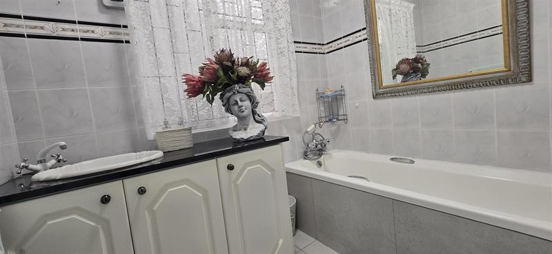 6 Bedroom Property for Sale in Reebok Western Cape